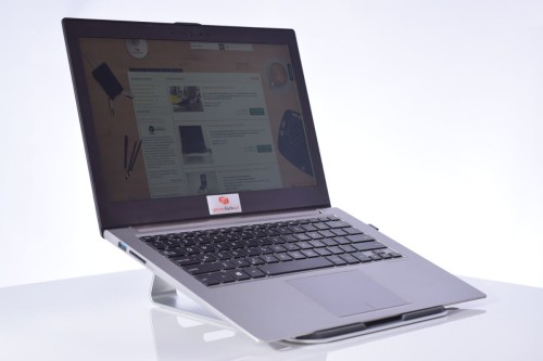 dzieki podstawce ekran laptopa jest na odpowiedniej wysokosci.JPG
